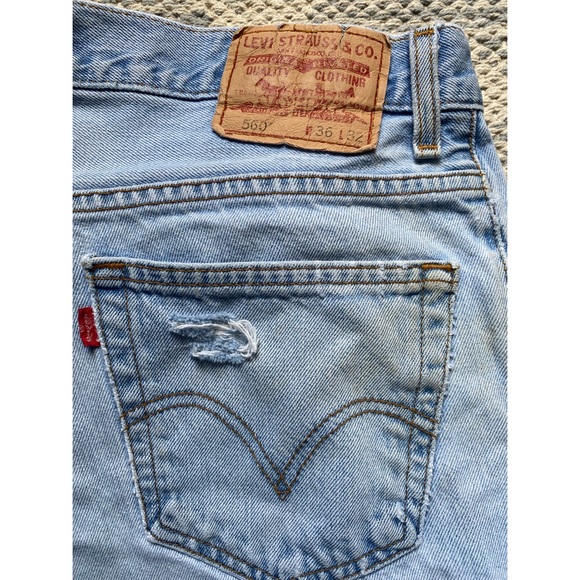 MAKE ME AND OFFER Levi’s Red Tag 560 Distressed Light Wash Denim Mom Jean Shorts - Picture 7 of 11